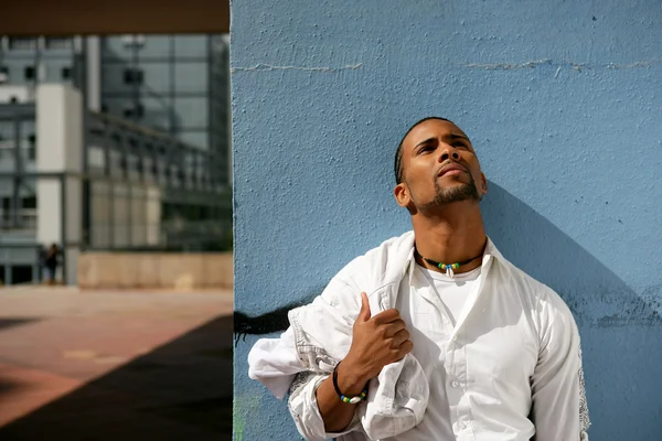 Afro-amerikai ember a falnak állandó — Stock Fotó