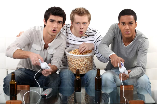 Вечер мальчиков с компьютерными играми, пивом и попкорном — стоковое фото