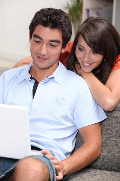 Couple at home with laptop — Stock Photo, Image