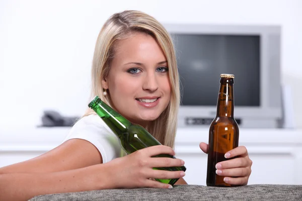 Tizenéves lány üveg sör — Stock Fotó