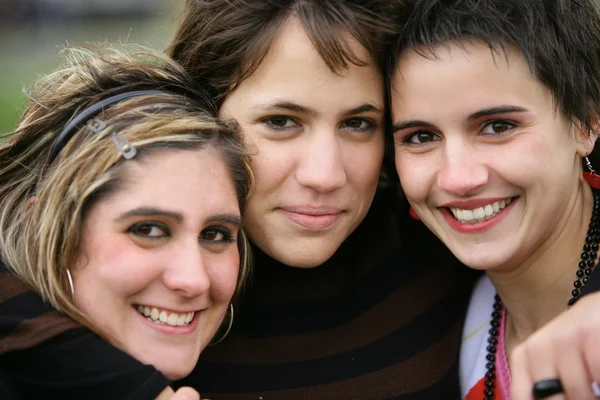 Porträtt av tre unga flickor — Stockfoto