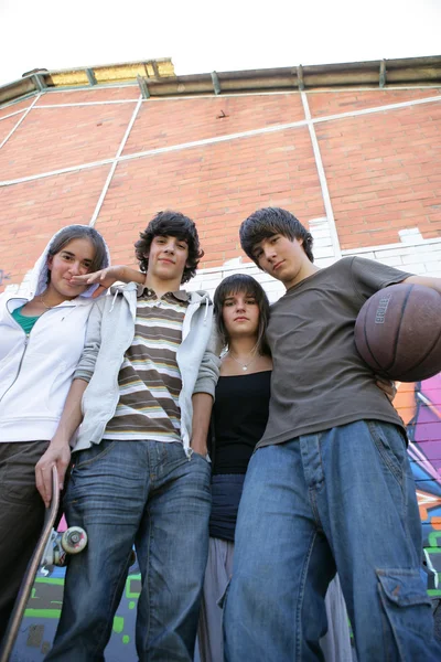 Grupa nastolatków na ulicy — Zdjęcie stockowe