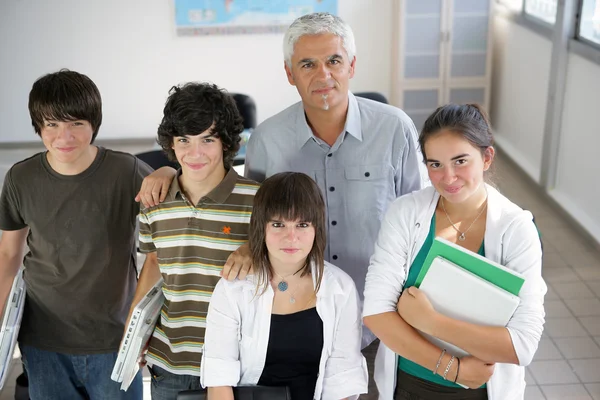 A group of pupils with their teacher — Stock Photo, Image
