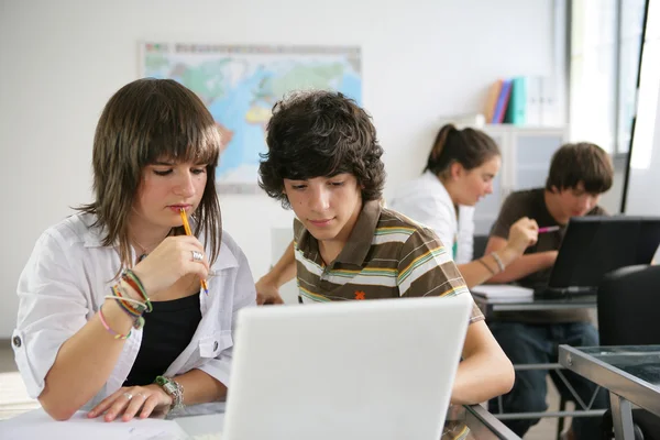 Eleverna studerar i ett klassrum — Stockfoto