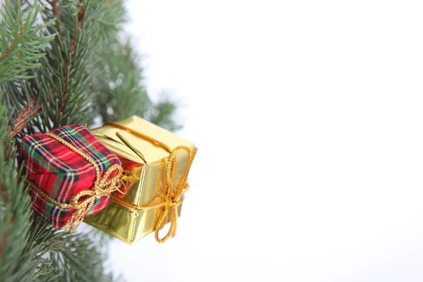 Regalos enganchados a un árbol de Navidad — Foto de Stock