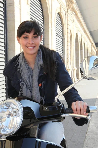 Jovem mulher em uma scooter — Fotografia de Stock