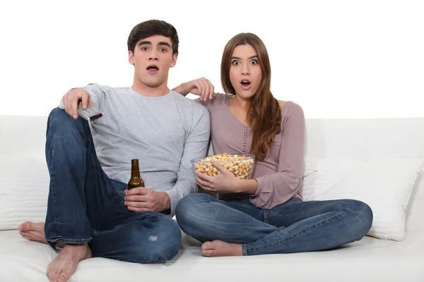 Um casal assistindo a um filme de terror . — Fotografia de Stock