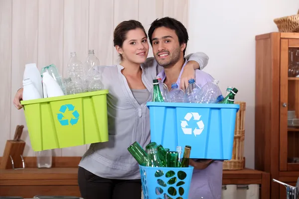 Casal reciclagem garrafas de plástico — Fotografia de Stock