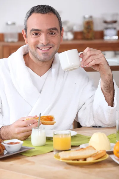 Man met ontbijt in badjas — Stockfoto