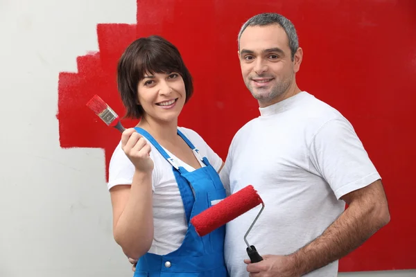 Couple peignant une chambre rouge — Photo