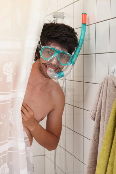 Uomo sotto la doccia con snorkeling e maschera — Foto Stock