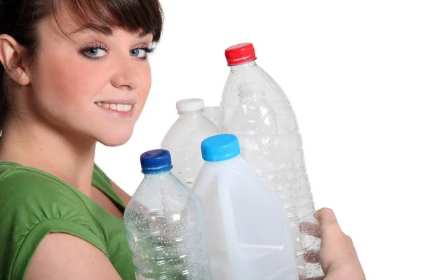 Junge Frau recycelt Plastik — Stockfoto