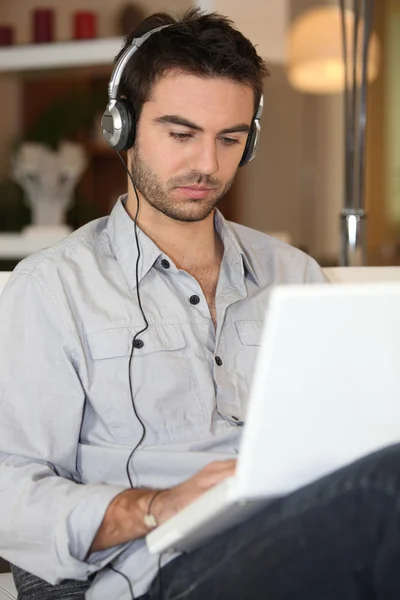 Człowiek słuchać jego muzyki — Zdjęcie stockowe