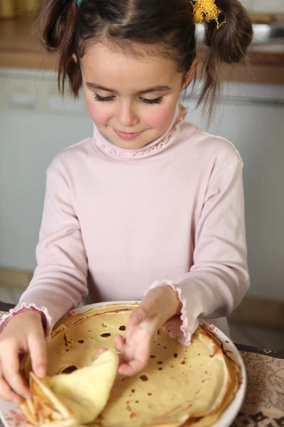 Menina preparando panquecas — Fotografia de Stock