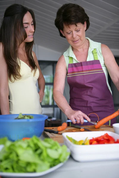 Mother and daughter in the kitchen — Stock Photo, Image
