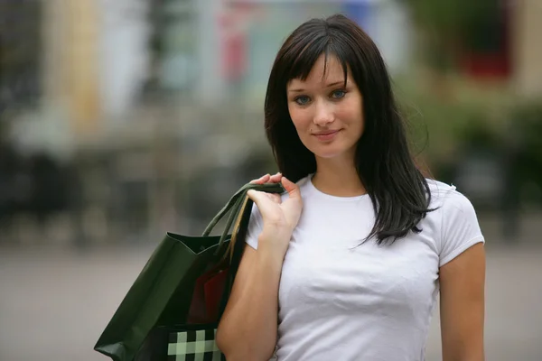 Mulher em viagem de compras bem sucedida — Fotografia de Stock