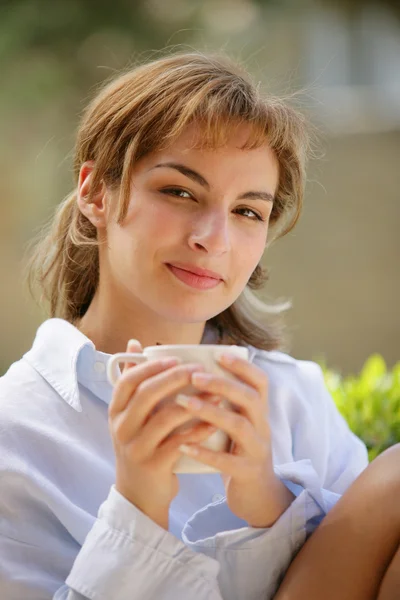 Mujer bebiendo té — Foto de Stock