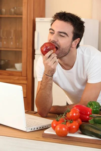 Homem mordendo uma maçã — Fotografia de Stock