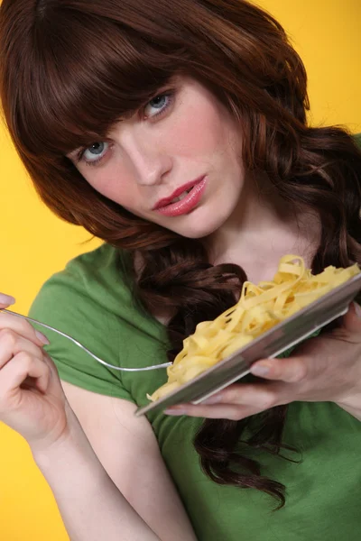 Vrouw eten tagliatelle — Stockfoto