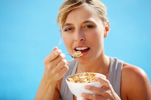Mujer rubia comiendo tazón de cereal — Foto de Stock