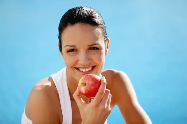 Wesoły kobieta jedzenie jabłka — Zdjęcie stockowe