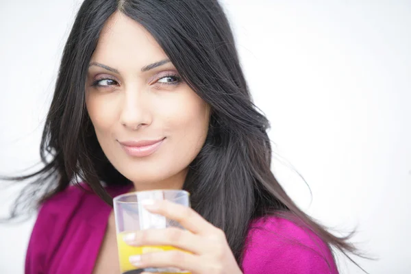Привлекательная женщина со стаканом апельсинового сока — стоковое фото