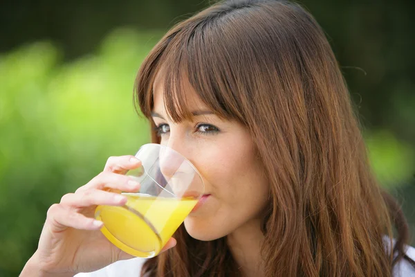 Γυναίκα πίνοντας χυμό πορτοκάλι — Φωτογραφία Αρχείου