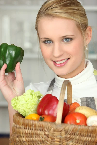 Mulher loira mostrando uma pimenta — Fotografia de Stock