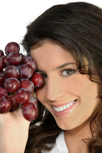 Mulher com cacho de uvas maduras — Fotografia de Stock