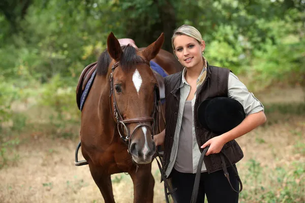 Blonde tiener met paard — Stockfoto