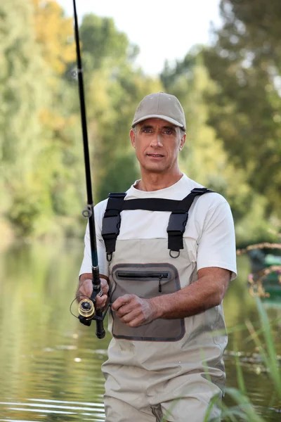 Pescatore d'acqua dolce in un fiume — Foto Stock