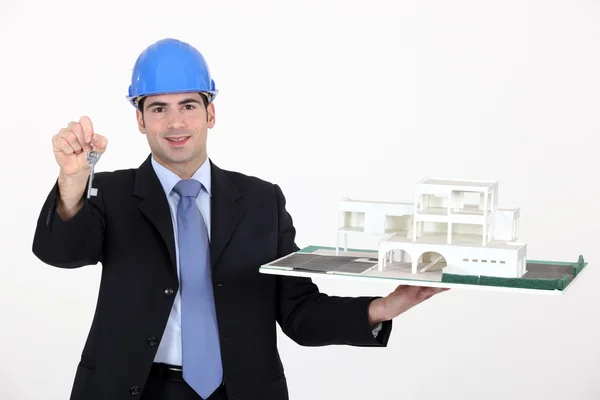 Architect with keys to a new build — Stock Photo, Image