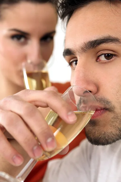 Junges Paar trinkt aus Sektflöten — Stockfoto