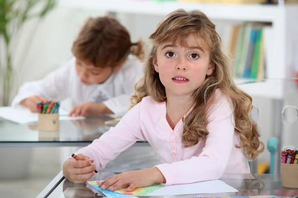 Dos niños estudiando en un aula —  Fotos de Stock