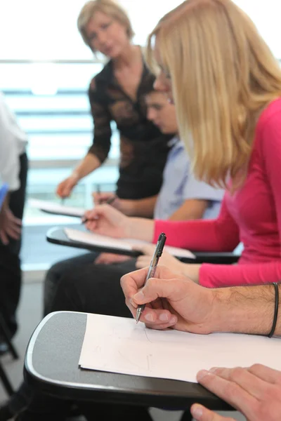 Étudiants assis aux bureaux — Photo