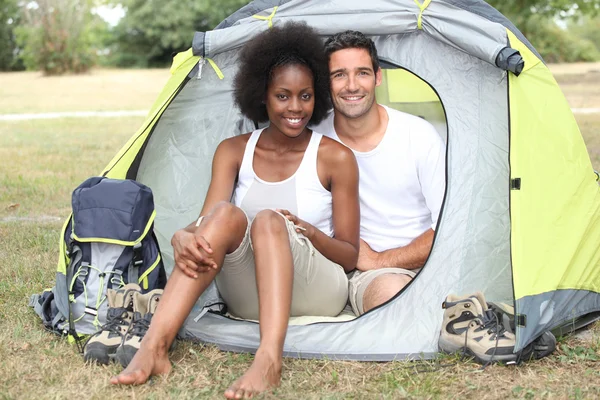 Paar camping in een tent — Stockfoto