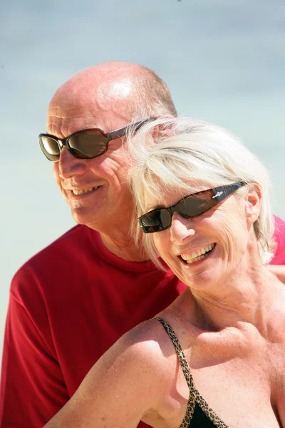 Äldre par på stranden — Stockfoto