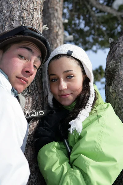 Young couple leaning on a tree — Stock Photo, Image