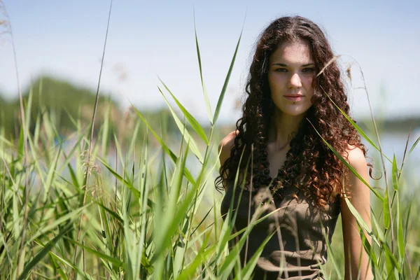 Молодая женщина в высокой траве — стоковое фото