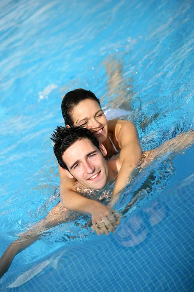 Coppia felice in piscina — Foto Stock