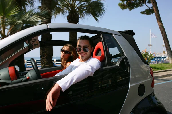 トレンディなカップル夏で車を運転 — ストック写真