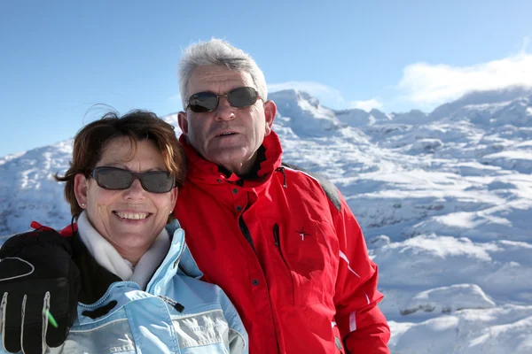 Seniorenpaar macht Urlaub in den Bergen — Stockfoto