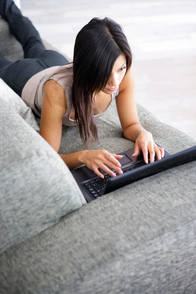 Mulher digitando em seu laptop — Fotografia de Stock