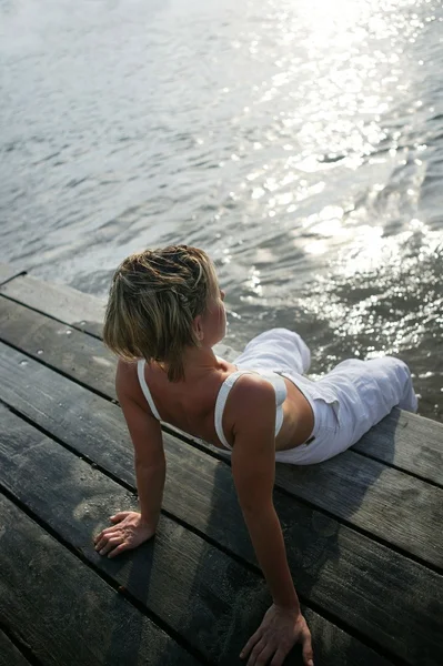 Жінка занурює ноги у воду — стокове фото