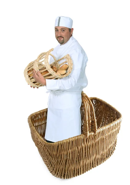 Baker σε ένα καλάθι που κρατά ένα καλάθι γεμάτο με ψωμί — Φωτογραφία Αρχείου