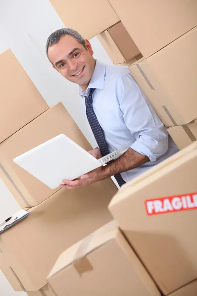 Gerente de almacén con cajas — Foto de Stock