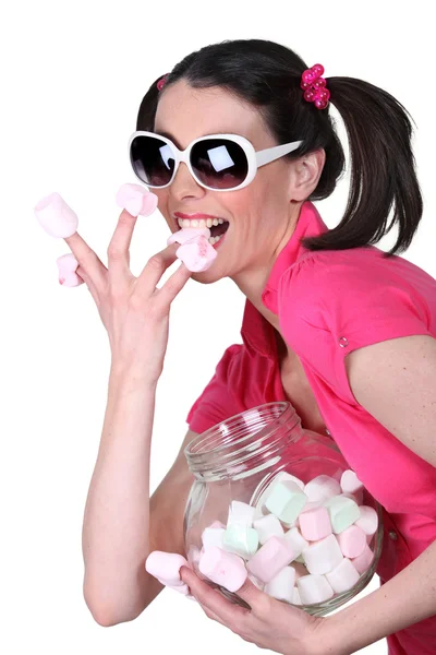 Candy-zoete vrouw met een pot een marshmallows — Stockfoto