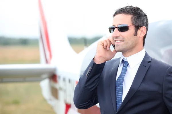 Executivo em pé na frente de seu avião particular — Fotografia de Stock