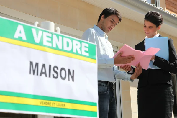 Agent discussing details with a property vendor — Stock Photo, Image