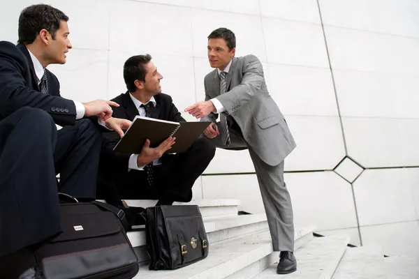 Manliga affärsmän på stegen — Stockfoto